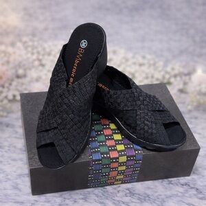 Bernie Mev Bernadette Black Woven Slide Sandals Womens 6 Memory Foam New In Box